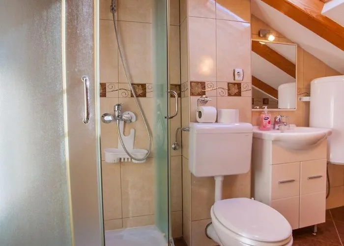 Kastelan Πανσιόν Cres